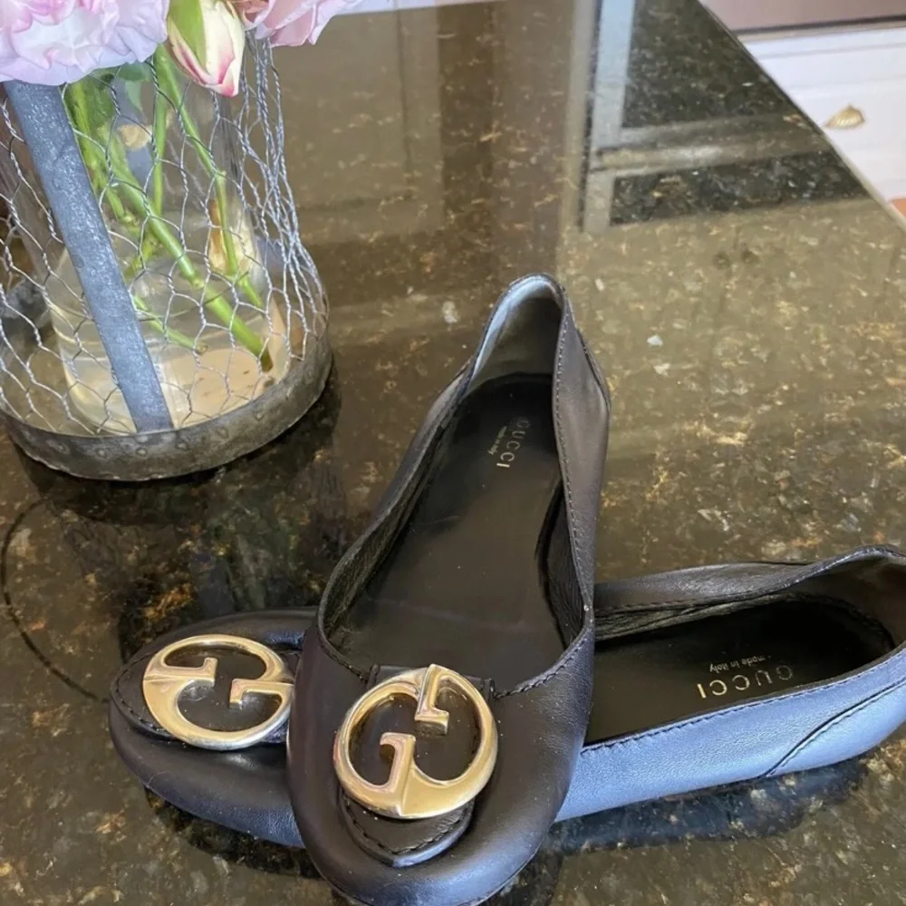 GUCCI women's black leather ballet flats Size 36.5 Made In Italy GG Logo. - Picture 2 of 9